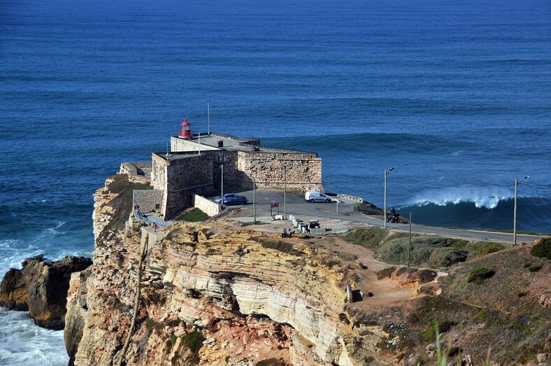 Carro de Maycon encontrado no mar da Nazaré após passar zona interdita