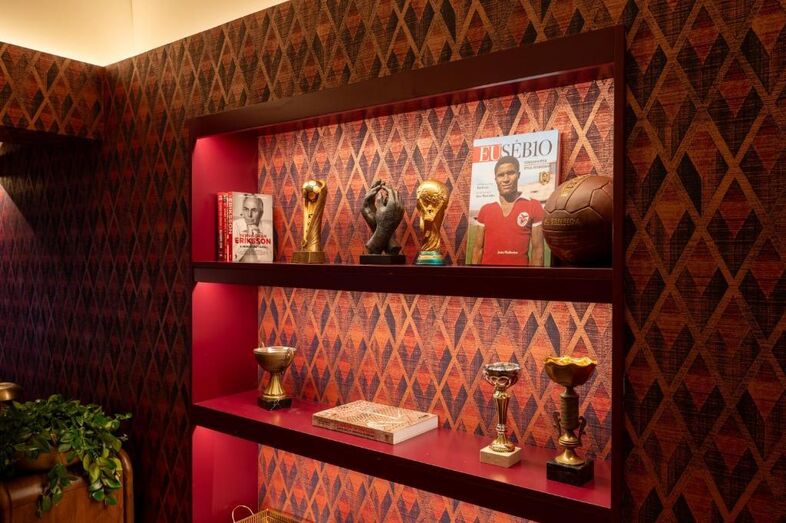 Hotel do Benfica em Lisboa celebra o clube com troféus e imagens de Eusébio