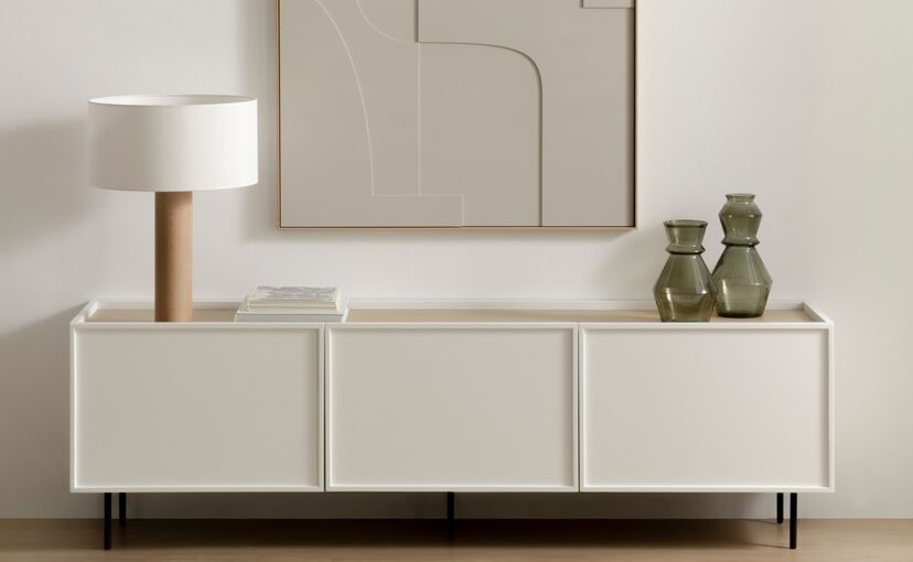 Móvel de TV neutro, elegante e um toque de luxo para a sala