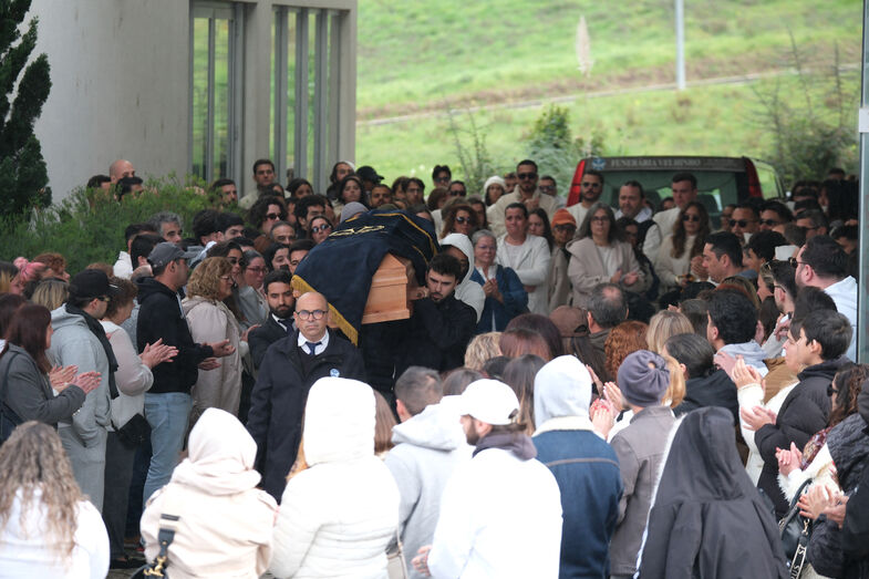 Funeral com multidão e caixão ao ombro