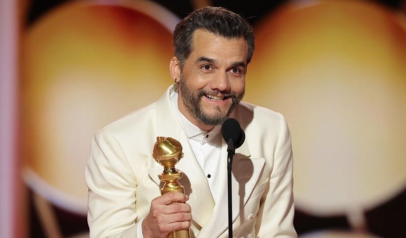 Wagner Moura com o Globo de Ouro, um marco para o Brasil
