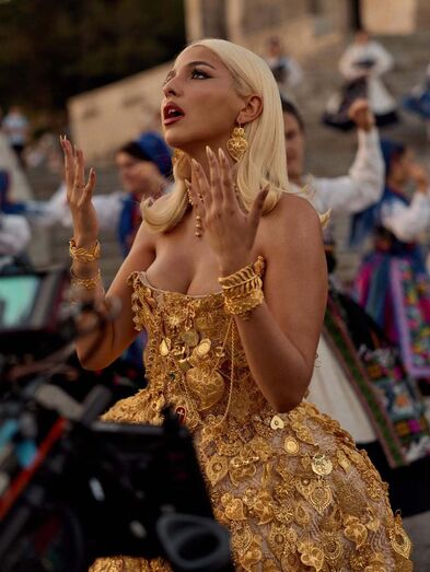 Bárbara Bandeira usa vestido único de joalharia tradicional portuguesa