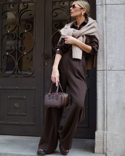 Calças castanhas de alfaiatariaCalças castanhas de alfaiataria:Hora de pôr as calças de ganga em 'standby'! Saiba o que usar nestes primeiros meses de 2026