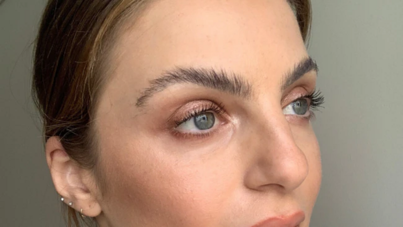 Sobrancelhas volumosas estão na moda, com um penteado específico