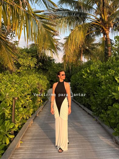 Cristina Ferreira veste-se para jantar num cenário tropical