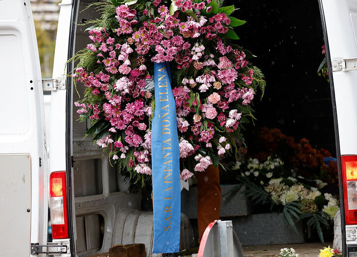 Coroa de flores com faixa em homenagem à Infanta Doña Elena