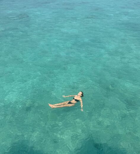 Cristina Ferreira aproveita banho em águas transparentes durante viagem com João Monteiro