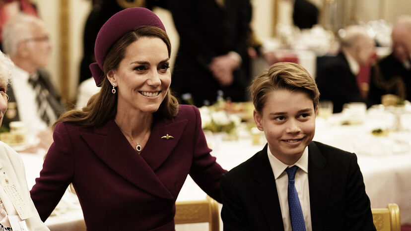 Kate Middleton e o Príncipe George num evento oficial