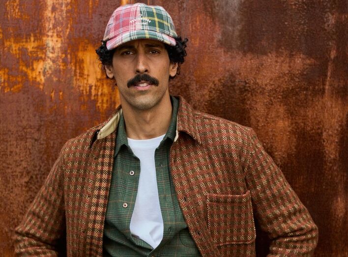 Homem com bigode e boné de flanela portuguesa, peça de roupa popular