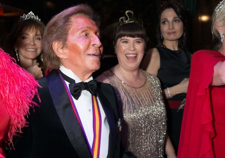 Joana Vasconcelos inaugura exposição em Roma, um tributo a Valentino.
