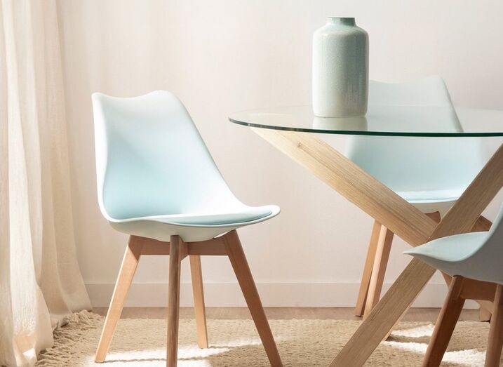 Cadeiras a 20 euros renovam a decoração da casa