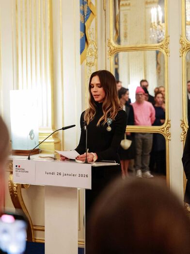 Victoria Beckham recebe prémio de moda em Paris