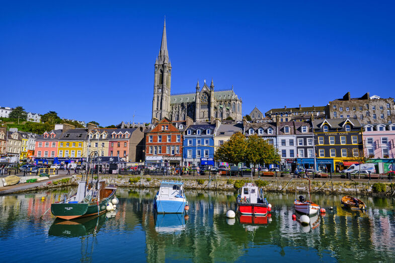Cidade costeira com edifícios coloridos e catedral imponente em Cobh, Irlanda