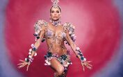 Deborah Secco quase nua no Carnaval após percalço com troca de roupa
