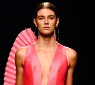 Modelo desfila com vestido rosa em Málaga