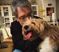 Nuno Markl regressa a casa e recebe carinho do seu cão.
