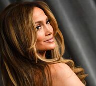 Jennifer Lopez aposta em tons quentes de mel para o cabelo