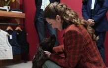 Kate Middleton encontra cão Barney no País de Gales e revela novo membro familiar