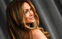 Jennifer Lopez aposta em tons quentes de mel para o cabelo
