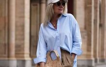 Tendências de primavera: mulher com camisa azul, calças e boné dos Yankees