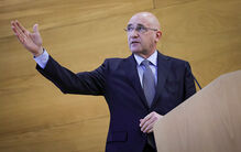 Passos Coelho critica o Governo e dá sinais de regresso à política