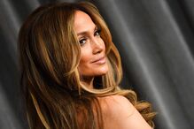 Jennifer Lopez aposta em tons quentes de mel para o cabelo