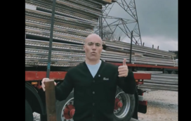 Celso Lascasas carrega camiões com material que doou a habitantes de Leiria