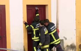 Bombeiro tenta salvar a sua própria casa inundada com ajuda de colegas em Constância