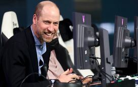 Príncipe William participa em videojogo durante visita à Arábia Saudita