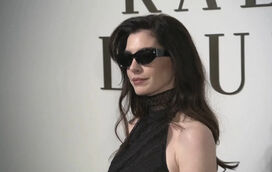 Anne Hathaway e Lana Del Rey arrasam na red carpet do desfile da Ralph Lauren