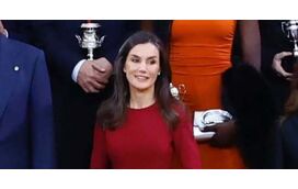 Letizia encarna 'femme fatale' com vestido vermelho sensual e sofisticado