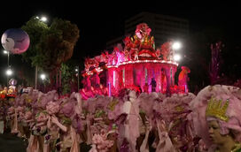 Sambódromo ao rubro: segunda noite do Carnaval do Rio leva multidões e desfiles grandiosos à avenida