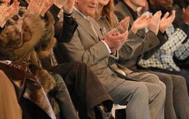 Não está 'nem aí'! Enquanto André era detido e levado pela polícia, Carlos III espalhava charme no mundo da moda