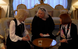 Gisèle Pelicot, a francesa que foi drogada e violada pelo marido e mais de 50 homens, recebida pela rainha Camilla