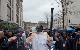 Ainda de luto pela morte da neta bebé, Snoop Dogg ergue tocha antes dos Jogos Olímpicos de Inverno