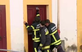 Bombeiro tenta salvar a sua própria casa inundada com ajuda de colegas em Constância