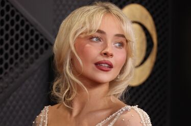 Sabrina Carpenter populariza a maquilhagem clean na cerimónia dos Grammy