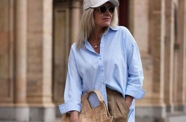 Tendências de primavera: mulher com camisa azul, calças e boné dos Yankees