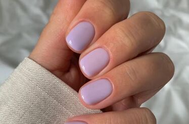 Manicure lilás: a cor da moda para a primavera.
