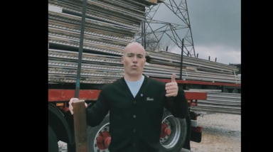 Celso Lascasas carrega camiões com material que doou a habitantes de Leiria