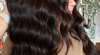 'Espresso Martini Brunette' é a cor de cabelo deste ano