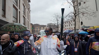 Ainda de luto pela morte da neta bebé, Snoop Dogg ergue tocha antes dos Jogos Olímpicos de Inverno