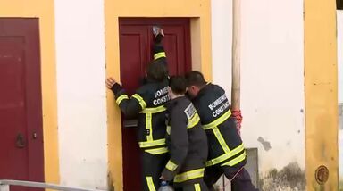 Bombeiro tenta salvar a sua própria casa inundada com ajuda de colegas em Constância