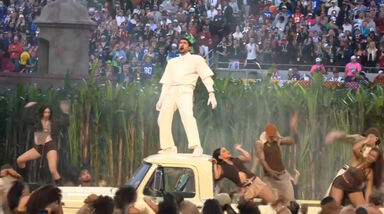 O 'show' de que todos falam: veja Bad Bunny a atuar no intervalo do Super Bowl