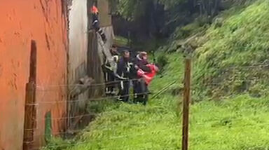 Idosa retirada de casa pelos bombeiros durante mau tempo na Maia. Veja o vídeo com as imagens impressionantes