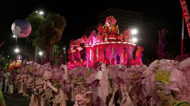 Sambódromo ao rubro: segunda noite do Carnaval do Rio leva multidões e desfiles grandiosos à avenida 
