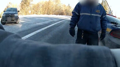 O momento em que polícia é atingido por carro descontrolado nos EUA 