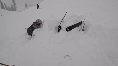 Imagens impressionantes mostram resgate de esquiador soterrado na neve 