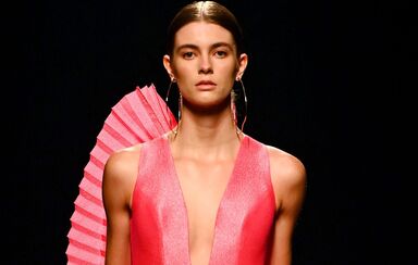 Modelo desfila com vestido rosa em Málaga