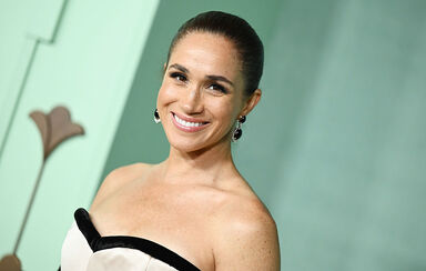 Meghan Markle volta a Hollywood numa gala de beneficência.
